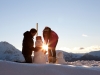 Pärchen beim Schneemannbauen - Sonnenuntergang