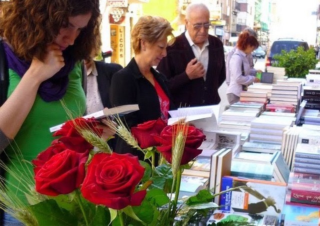 Un livre et une rose pour la Sant Jordi en Catalogne