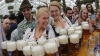 Allemagne : la fête de la bière attire les migrants