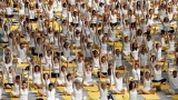 Une classe de yoga avec 40 000 participants … et moi … et moi