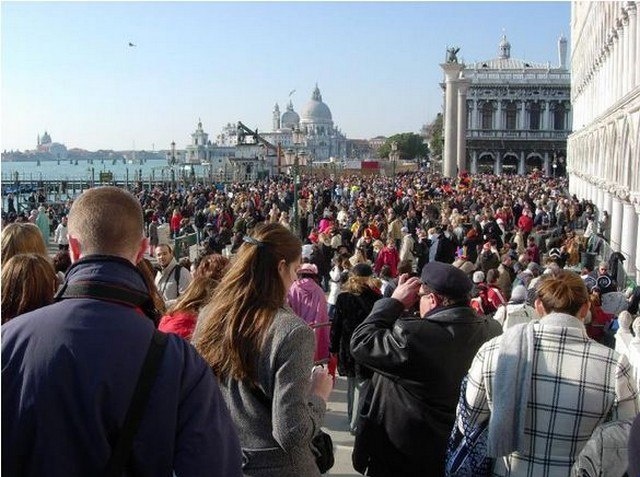 Les touristes à Venise rentrent dans le rang