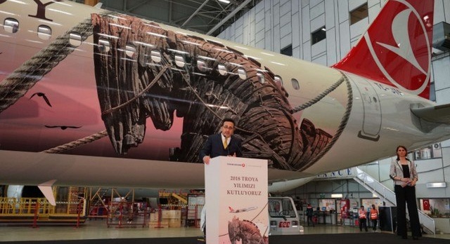 Turkish Airlines aircraft on the theme « From the Trojan Horse » flew away