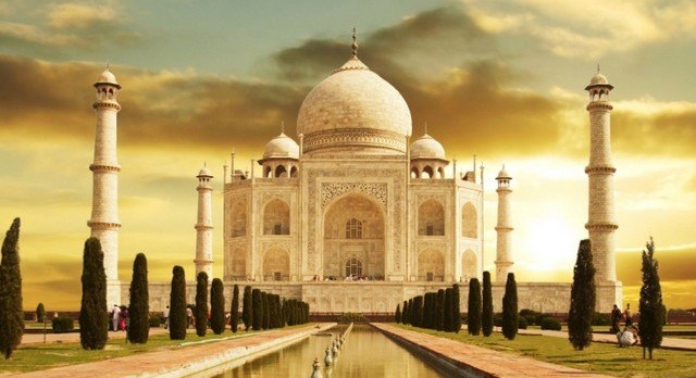 India : Taj Mahal turns yellow and renovation work is endless