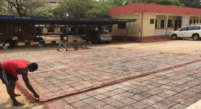 Ghana : Building roads from recycled plastic