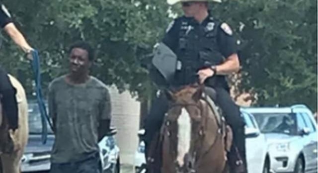 Scandal : In Texas, a black man held on a leash by a policeman on a horse
