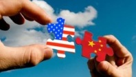 Bras de fer musclé dans le ciel entre chinois et américains