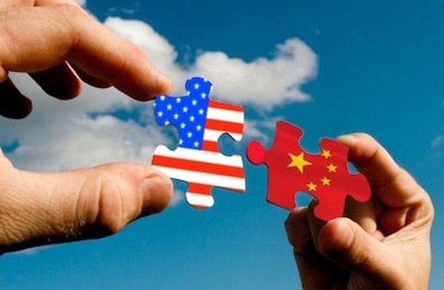 Bras de fer musclé dans le ciel entre chinois et américains