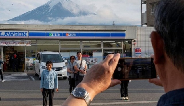 Barrer la vue sur le mont Fuji, la solution pour empêcher le Sur tourisme ?