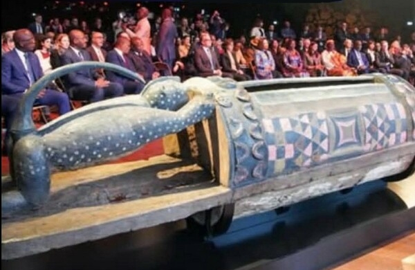 Djidji Ayôkwé : The Bidjan People Celebrate the Return of the Talking Drum