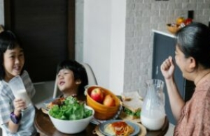 Sandwich generation in Singapore : what support is available for low-income families ?